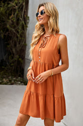 Robe à volants avec col noué et boutons décoratifs